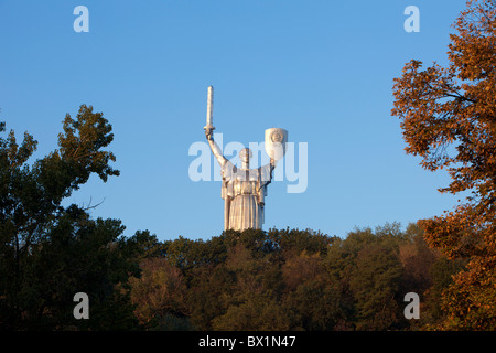 Die monumentale Skulptur des „Mutterlands“ in Kiew, Ukraine, erbaut von Jewgenij Vuchetich für die Soldaten, die während des Zweiten Weltkriegs starben Stockfoto