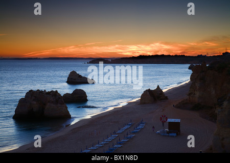 Sonnenuntergang am Praia da Rocha in der Nähe von Portimao an der Algarve, Portugal. Stockfoto