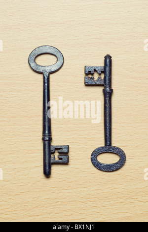 Zwei alte Schlüssel Stockfoto