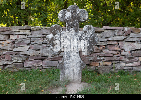 Steinkreuz bei Pirogowo (Museum der Volksarchitektur und Leben der Ukraine) in Kiew, Ukraine Stockfoto