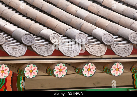 Dach und Ziegel Detail, Injeong-Jeon, Thron Hall, Changdeokgung World Heritage Site, Seoul, Südkorea Stockfoto