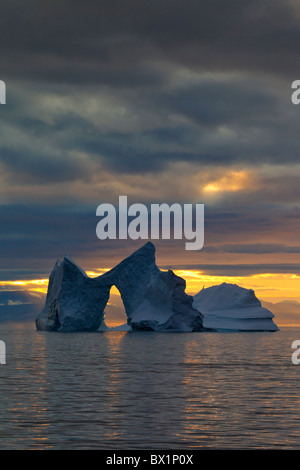 Eisberge, aufgenommen auf der Weltkulturerbeliste der UNESCO, bei Sonnenuntergang, einem Eisfjord, Disko-Bucht, West-Grönland, Grönland Stockfoto