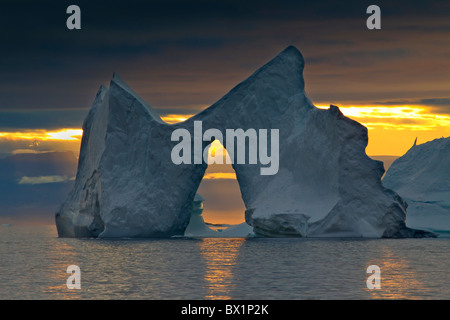 Eisberge, aufgenommen auf der Weltkulturerbeliste der UNESCO, bei Sonnenuntergang, einem Eisfjord, Disko-Bucht, West-Grönland, Grönland Stockfoto