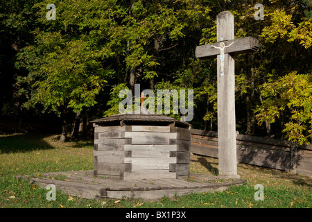 Hölzerne Kreuz und gut bei Pirogowo (Museum der Volksarchitektur und Leben der Ukraine) in Kiew, Ukraine Stockfoto