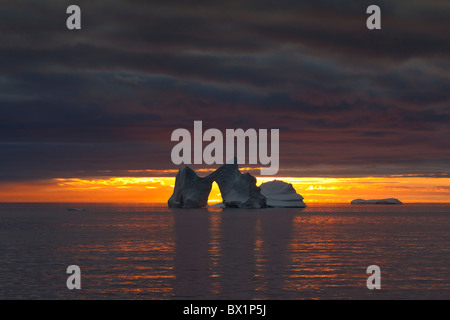 Eisberge, aufgenommen auf der Weltkulturerbeliste der UNESCO, bei Sonnenuntergang, einem Eisfjord, Disko-Bucht, West-Grönland, Grönland Stockfoto