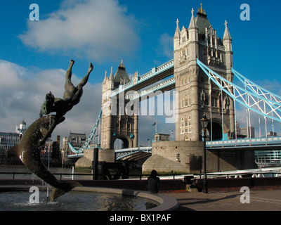 Tower Bridge Skulptur Mädchen und Delphin durch David Wynne Fluss Themse London England Großbritannien Europa Farbe Stockfoto