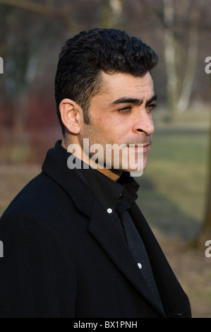 Porträt eines nahen Ostens wegsehen in Berlin Deutschland Stockfoto