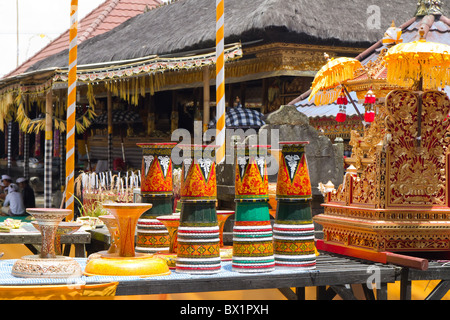 gaben an die Götter in hindu-Tempel, Bali, Indonesien Stockfoto