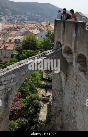 Die Aussicht von den Wänden, die Hinterhöfe der Altstadt von Dubrovnik ist spektakulär. Diese Wände sind mit Blick auf das Adriatische Meer. Stockfoto