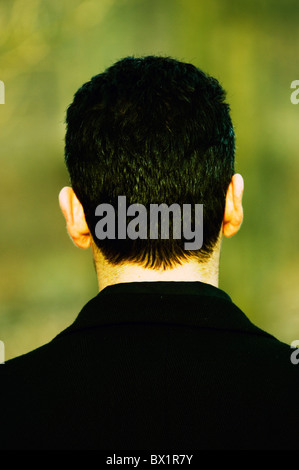 Rückansicht des 35 Jahre alten nahöstlichen Mann mit dunklen Haaren in Berlin Deutschland Stockfoto