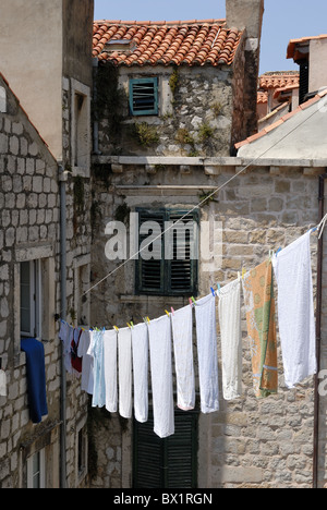 Ein schöner Blick von den Mauern von Dubrovnik auf der Wäscheleine. Von den Wänden sehen Menschen die Hinterhöfe der alten Häuser in Stockfoto