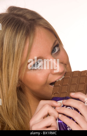 blonden Kalorien Schokolade Abnahme Diät Fett essen Porträts süß Süßigkeiten Gewicht Frau Stockfoto