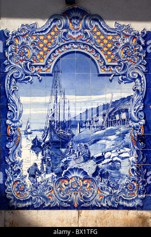 Typische portugiesische Azulejos (blaue Fliesen), in der Fassade der Stadtmarkt von Santarém, Portugal Stockfoto