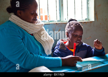 Junges Mädchen und Lehrer am Maji Mazuri Kinderhaus, Nairobi, Kenia Stockfoto