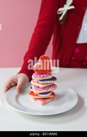 Mädchen mit Teller Valentinstag Kekse Stockfoto