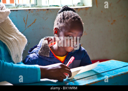 Junges Mädchen und Lehrer am Maji Mazuri Kinderhaus, Nairobi, Kenia Stockfoto