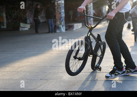 Kinder auf dem BMX Fahrrad auf der Southbank Stockfoto