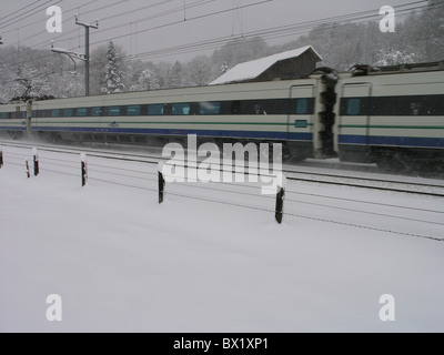 Cisalpino Pendolino-Eisenbahn-Schienen-Bahn Schnee Schweiz Europa Verkehr Bahn Verkehr winter Stockfoto