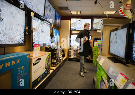 Einkaufen in der Flachbild-Fernseher-Abteilung in einem Best Buy-Elektronik-Geschäft in Midtown Manhattan in New York Stockfoto