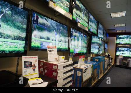 Einkaufen in der Flachbild-Fernseher-Abteilung in einem Best Buy-Elektronik-Geschäft in Midtown Manhattan in New York Stockfoto