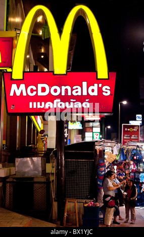 Street Scene Chiang Mai - eine Leuchtreklame für ein McDonalds Fast Food in Chiang Mai in Thailand Südostasien. Stockfoto