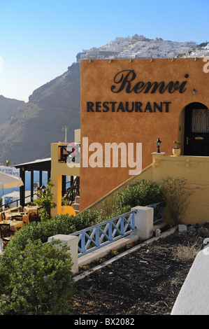 Restaurant am Meer in Firostefani Santorini mit Blick auf caldera Stockfoto