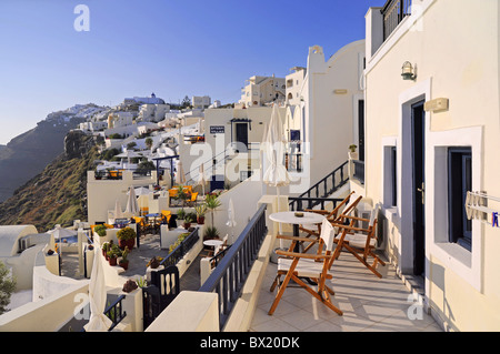 Hotelbalkon in Firostefani mit Blick auf malerische Caldera in Santorini Stockfoto