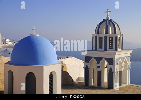 Orthodoxe Kirche in Firostefani Santorini mit dem Meer und Caldera auf Hintergrund Stockfoto