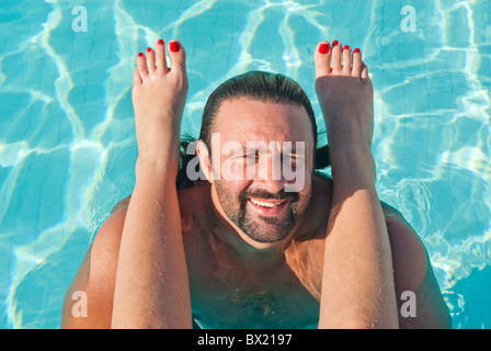 Frau die Füße auf mans Schultern im Pool Beirut-Libanon-Nahost Stockfoto