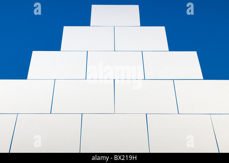 Muster aus weißen Rechtecken auf blau Stockfoto