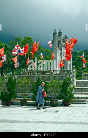 Po Lin Kloster LANTAU HONG KONG große Tor Fassade mit buddhistischer Mönch vorbeigehen Tempel Stockfoto
