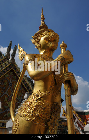 Guardian mythischen Dämonen unterstützt goldene Chedi, Grand Palace, Bangkok, Thailand Stockfoto