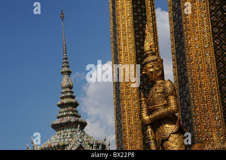 Guardian mythischen Dämonen unterstützt goldene Chedi, Grand Palace, Bangkok, Thailand Stockfoto