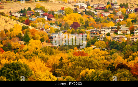 USA, Idaho, Boise, Luftbild Wohngegend umgeben von Farben des Herbstes. Stockfoto
