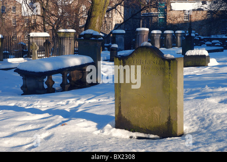 Eine winterliche Szene in Greyfriars Friedhof in Edinburgh, Schottland, Großbritannien. Stockfoto