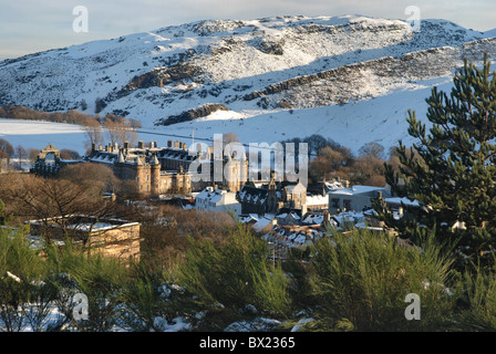 Blick auf Holyrood Palace und Holyrood Park vom Calton Hill in Edinburgh an einem verschneiten Tag im Dezember. Stockfoto