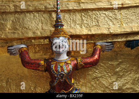 Guardian mythischen Dämonen unterstützt goldene Chedi, Grand Palace, Bangkok, Thailand Stockfoto