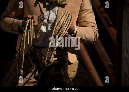 Eine mexikanische Charro hält sein Lasso während eines Charrería Ausstellung in Mexiko-Stadt, Mexiko Stockfoto