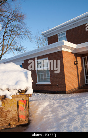 Ein überspringen voller Schnee vor einem Haus in Nottingham England uk Stockfoto