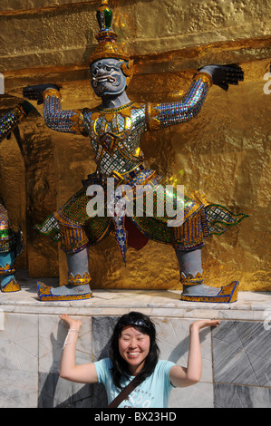 Spielen Sie das japanische Frau mit Guardian mythischen Dämon Stockfoto