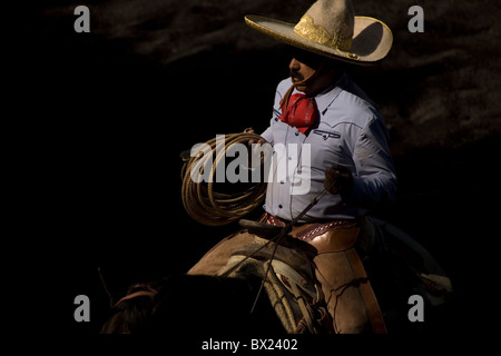 Eine mexikanische Charro hält sein Lasso, wie er reitet auf einem Pferd während eines Charrería Ausstellung in Mexiko-Stadt Stockfoto