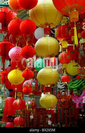 Während des chinesischen Neujahrsfestes dekorieren Unternehmen in Hong Kong ihre Schaufenster mit bunten Lampions. Stockfoto