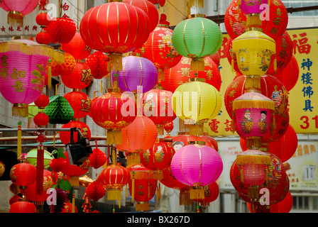 Während des chinesischen Neujahrsfestes dekorieren Unternehmen in Hong Kong ihre Schaufenster mit bunten Lampions. Stockfoto