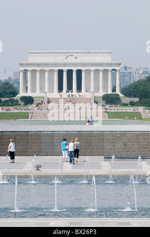 Das Lincoln Memorial hinter dem National World War II Memorial in Washington, DC. Stockfoto