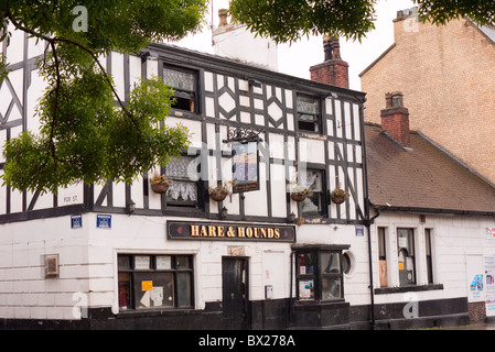 Die Hare And Hounds Pub auf der alten Hauptstraße der Stadt Eccles in Salford, Greater Manchester Stockfoto