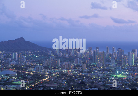 Waikiki-Übersicht bei Nacht Nacht Skyline Stadt Honolulu Oahu Hawaii USA Vereinigte Staaten Amerika Stockfoto