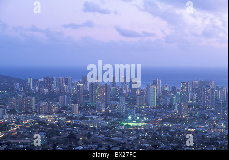 Waikiki-Übersicht bei Nacht Nacht Skyline Stadt Honolulu Oahu Hawaii USA Vereinigte Staaten Amerika Stockfoto