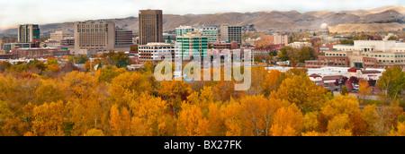 USA, Idaho, Boise, Luftaufnahme von Downtown Boise umgeben von Farben des Herbstes, Ausläufer und Boise River Greenbelt Stockfoto