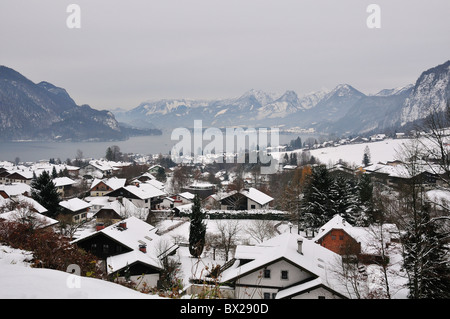 St. Gilgen Dorf im Winter mit Wolfgangsee (Wolfgangsee) im Hintergrund. Hier wurde Mozarts Mutter geboren. Österreich Stockfoto