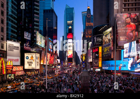 Times Square in der Abenddämmerung, New York City, USA Stockfoto